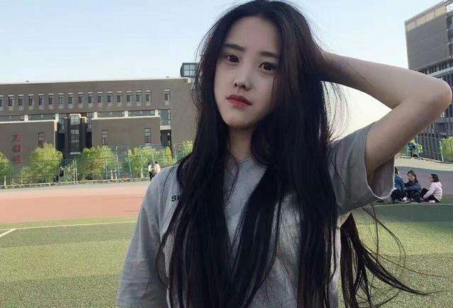 高校生每天上课精心打扮，被同学拍下后走红，大家说她“太心机”