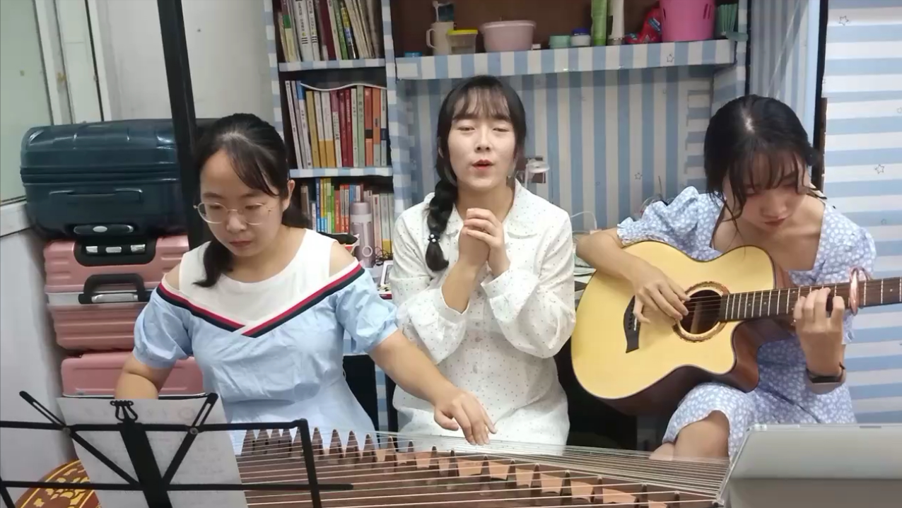 封校后的大学生都在做什么？男生宿舍玩捉迷藏，女生宿舍演宫斗剧