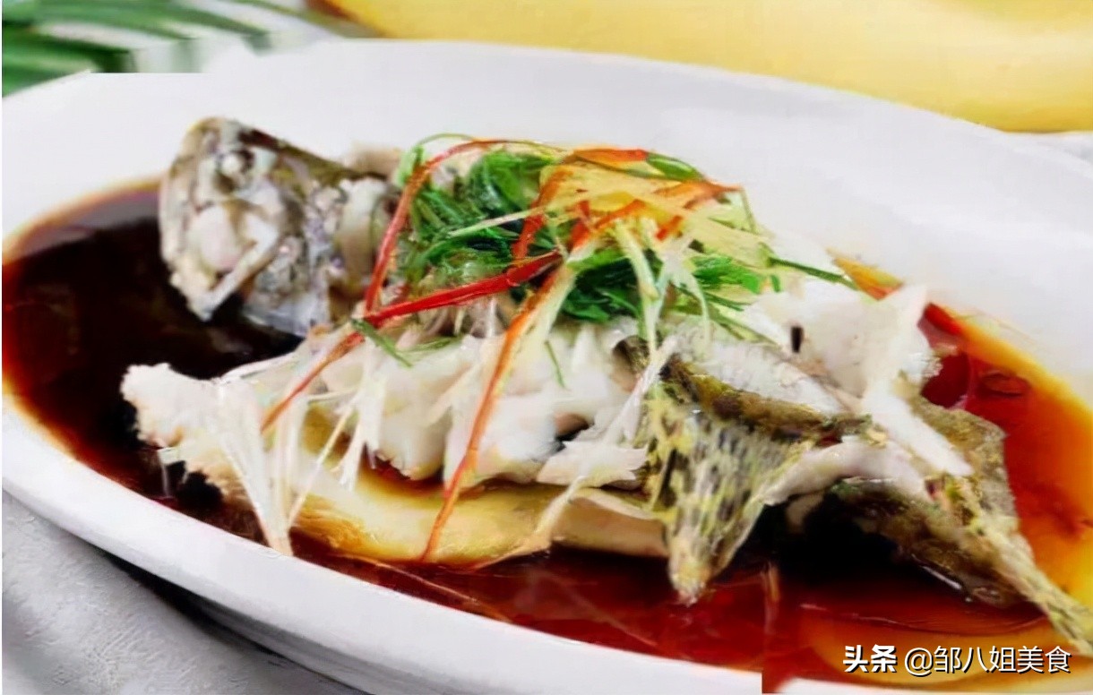 做清蒸鱼，热油和蒸鱼豉油哪个先放？有人常弄错，难怪鱼肉不鲜香