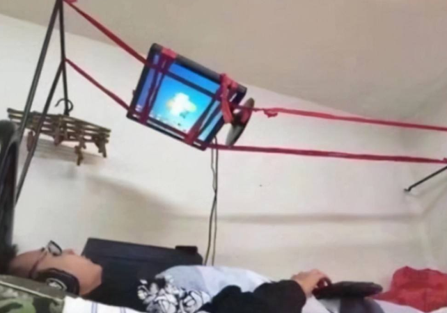 大学宿舍里的神操作，一个比一个脑洞大，辅导员看了直呼奇葩