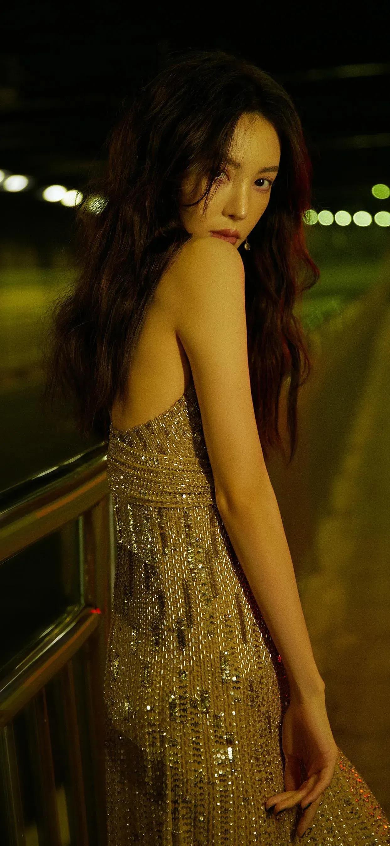 金晨迪丽热巴古力娜扎上演霓虹灯下的极限魅惑，这谁能抵挡得住呀