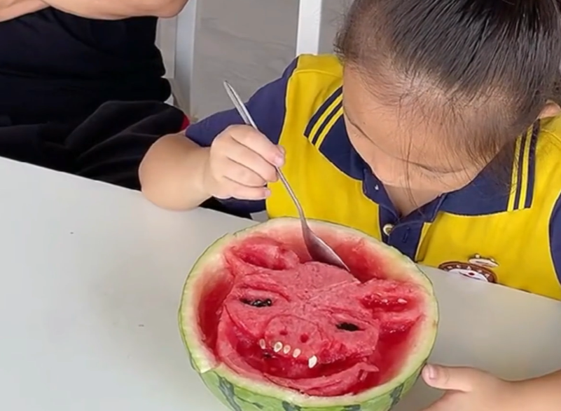 “逼瘋”父親漲粉百萬，央視點(diǎn)名表揚(yáng)的三石父女，究竟有何魔力？