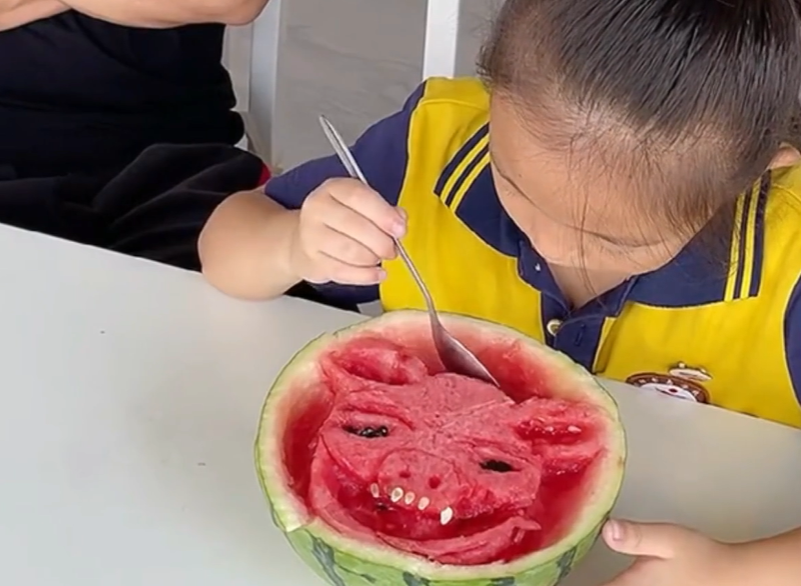 “逼瘋”父親漲粉百萬，央視點名表揚(yáng)的三石父女，究竟有何魔力？