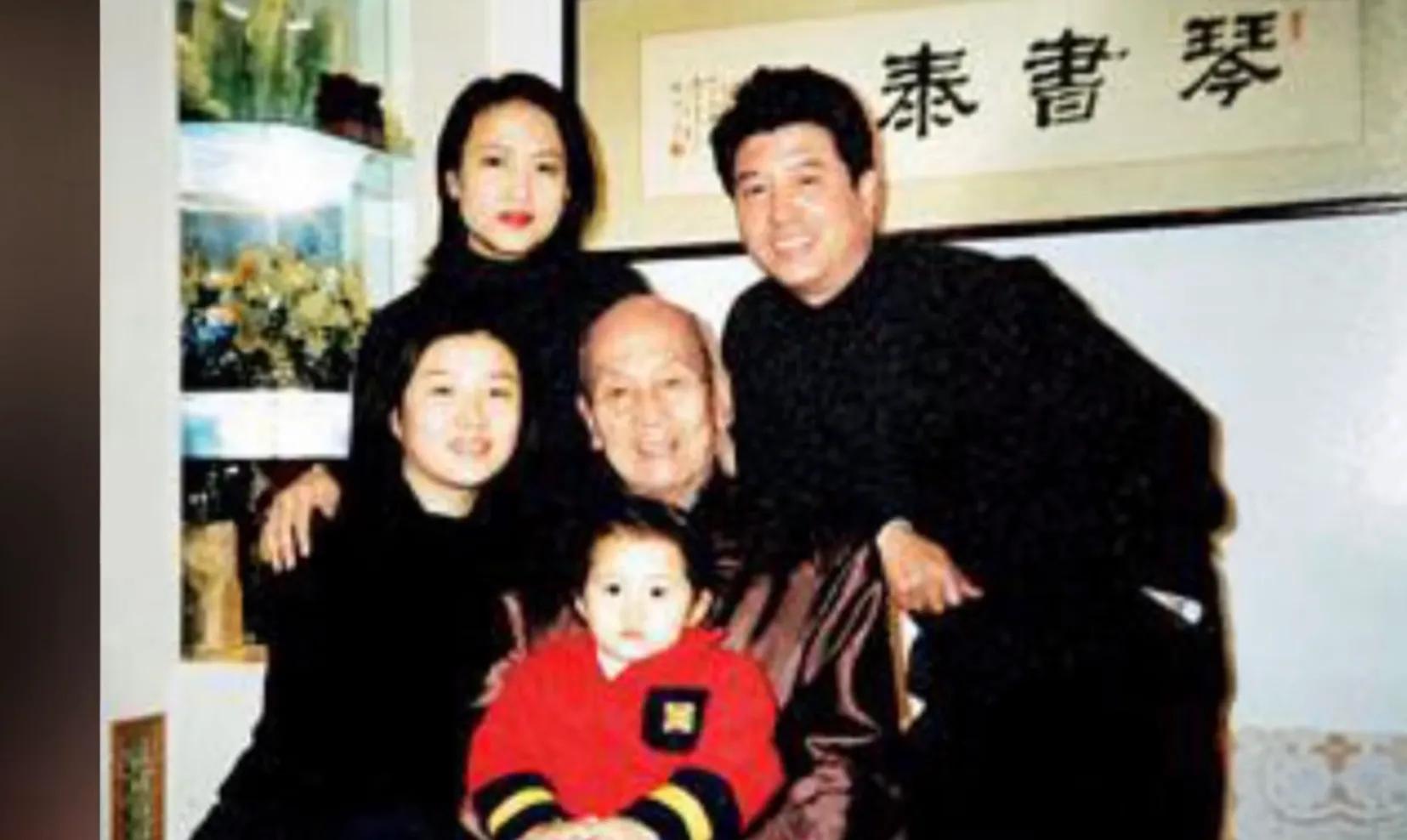 关晓彤出身名门，她才是人生赢家