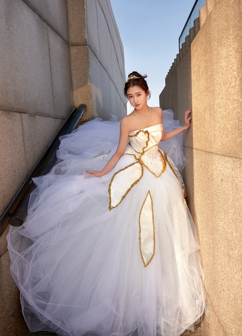 为了秀资源而穿高定？热巴穿高定卖货，关晓彤AB穿错场合失了得体