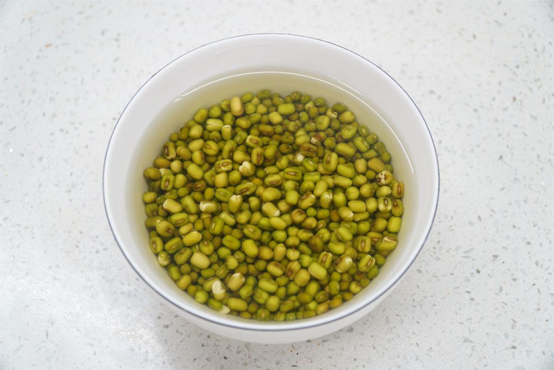 臨近三伏天，聰明人會用綠豆和海帶煮湯，教你做法，消暑補營養