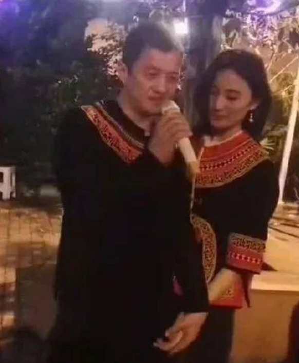 恭喜！李亚鹏宣布结婚生子，晒出跟妻子海哈金喜合影，甜蜜告白