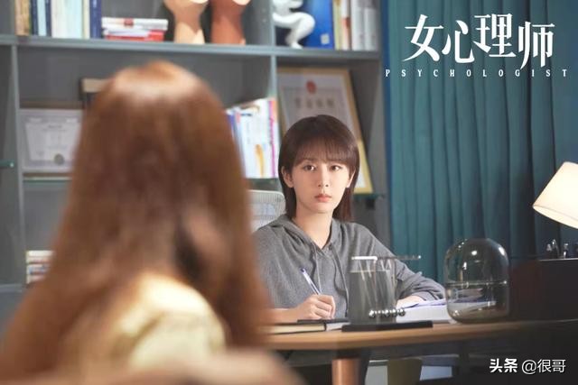 女心理师中隐藏着两位才女：一位做过乐队主唱，一位上过最强大脑