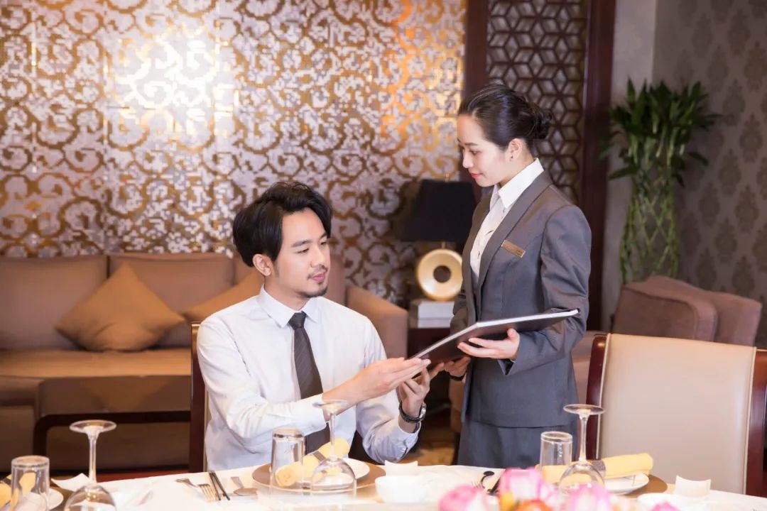 人社部发布“最缺工”100个职业排行 餐厅服务员常年在榜