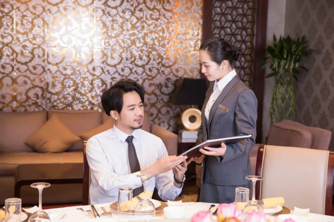 人社部發(fā)布“最缺工”100個職業(yè)排行 餐廳服務員常年在榜