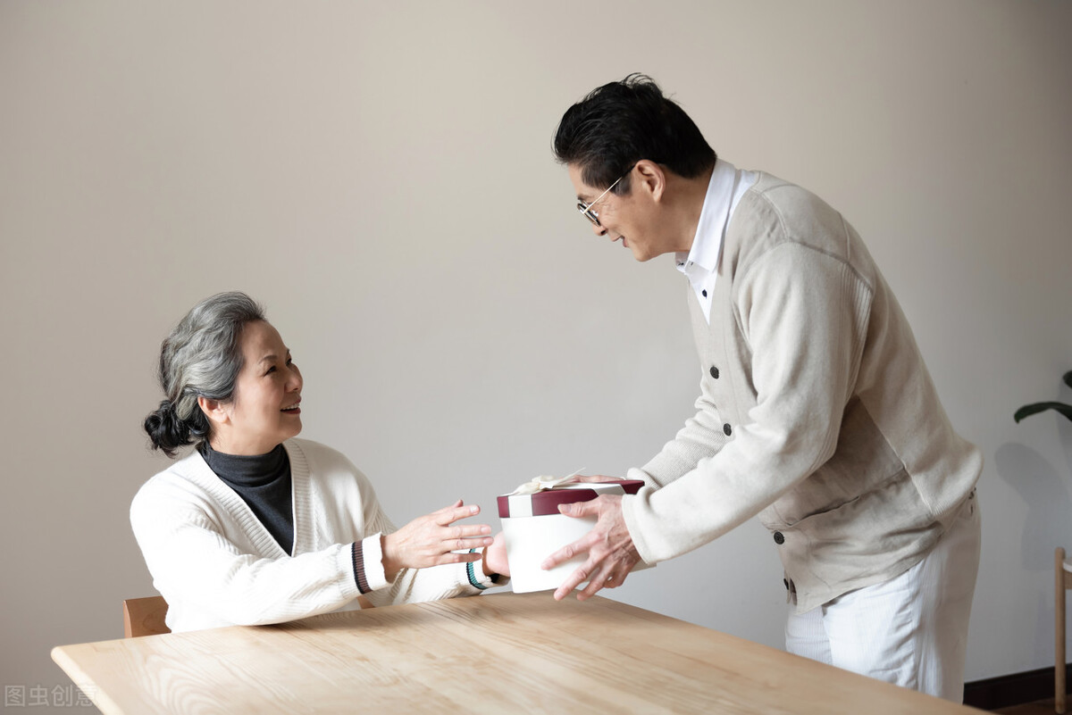 姐妹抱团养老不到八个月就散伙，62岁阿姨感慨：姐妹情已破灭