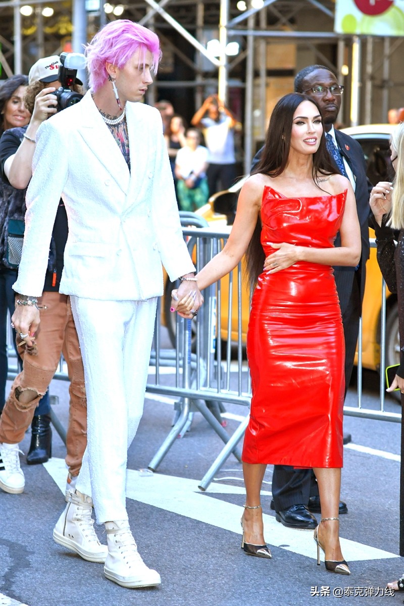 机关枪凯利的粉红色生活真实而黑暗：和女友梅根通电话时差点自杀