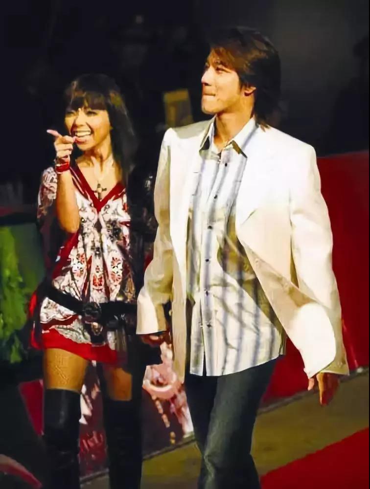 李靓蕾控诉王力宏10小时后，有6名明星受牵连，有的甚至连夜报警