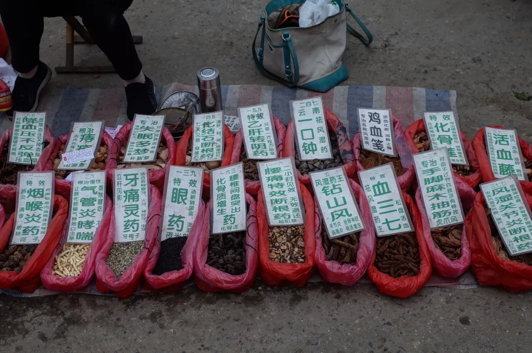 飘了,反套路的“硬核市集”给我找到了