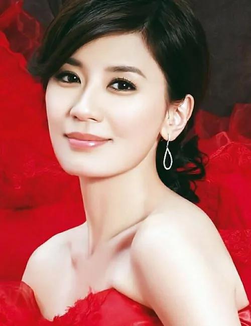 贾静雯以前深受8090喜爱偶像演飞龙在天而红