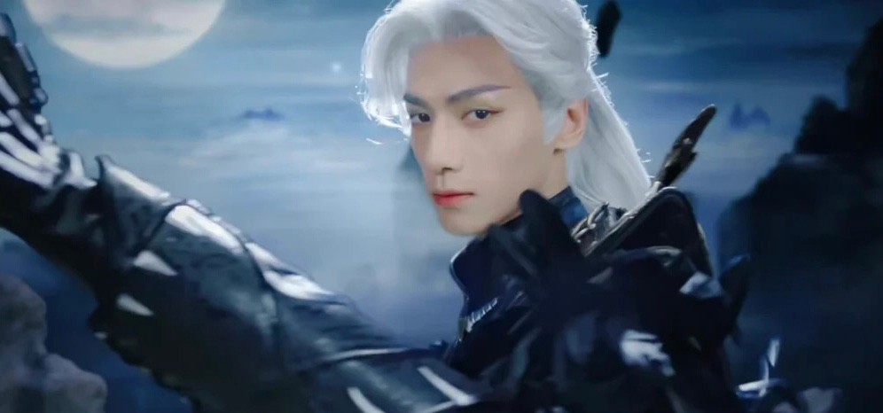 同样是演“白发美男”，有人一眼万年，有人像顶了一头枯草