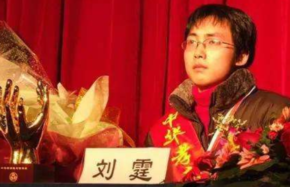 “背母上学”感动中国的刘霆，10年后变成美女，不少网友表示理解