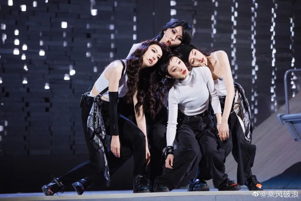 《乘风破浪》太卷了：蔡卓妍11厘米内增高，王心凌马丁靴1万4