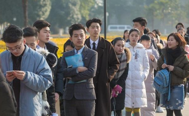 浙江传媒学院艺考现场走红，男生比女生还抢眼，网友直呼大饱眼福