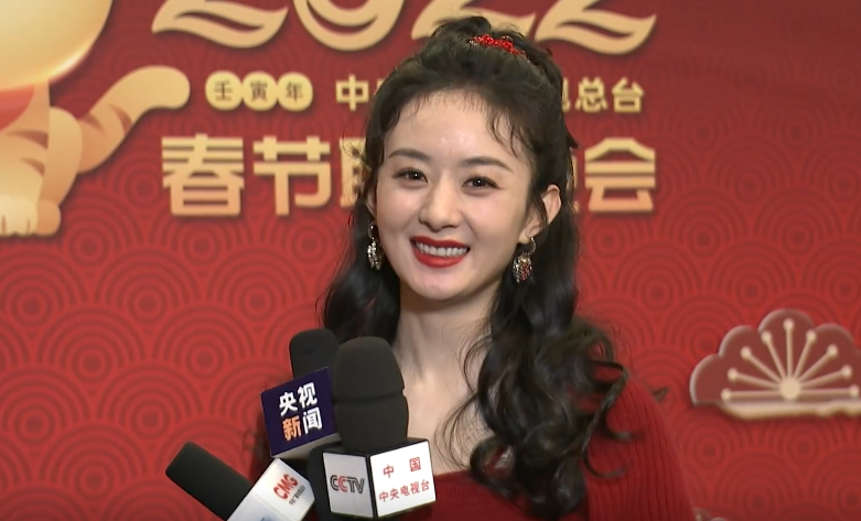 35歲趙麗穎露臉央視春晚，關掉美顏跟濾鏡，這狀態也太真實了吧