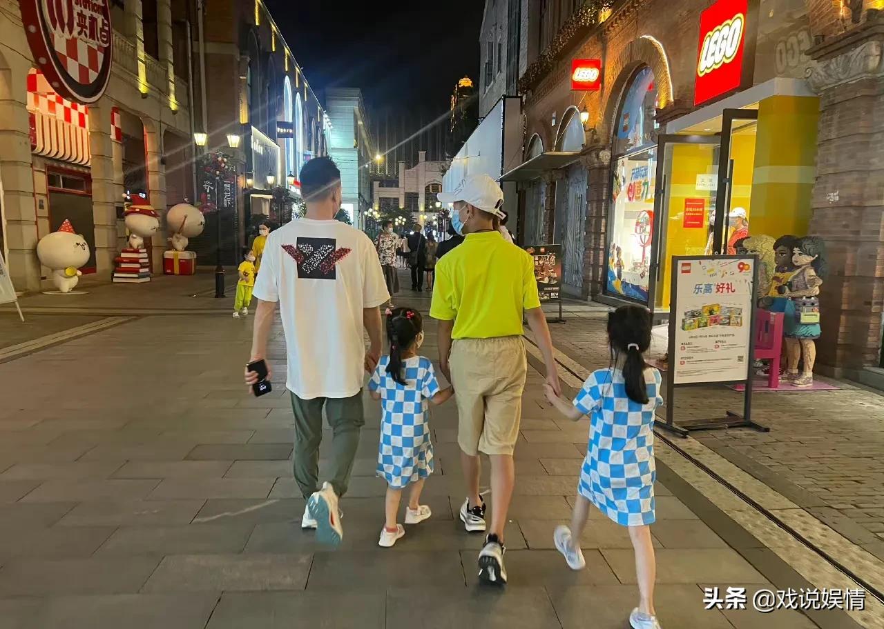 杨云庆儿子杨阳洋小学毕业，晒父子兄妹4人合照背影超温馨