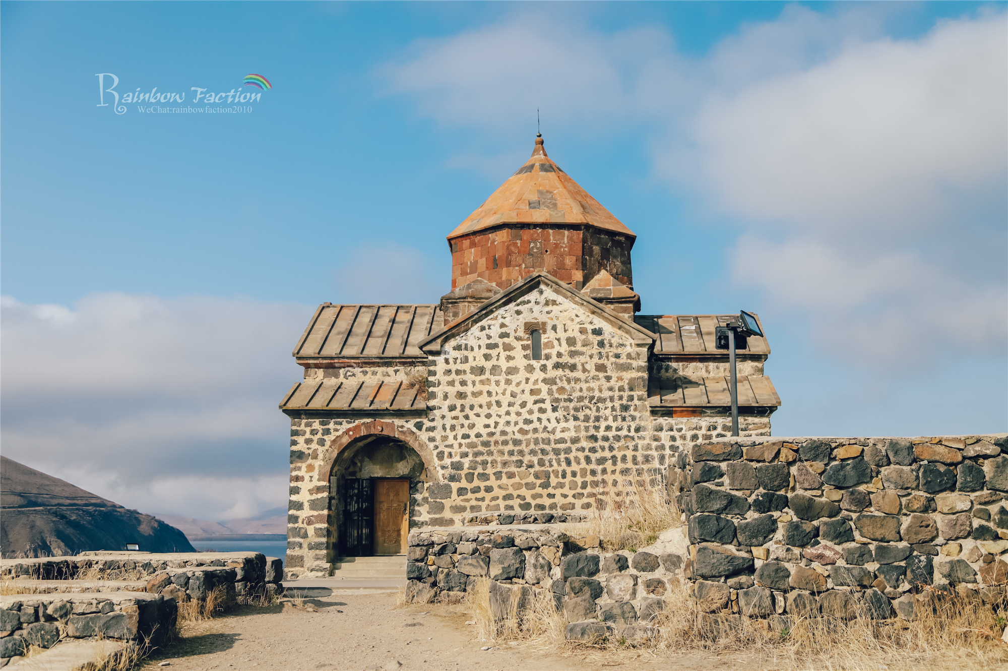 在亚美尼亚塞凡湖，邂逅一场浪漫美丽的婚礼