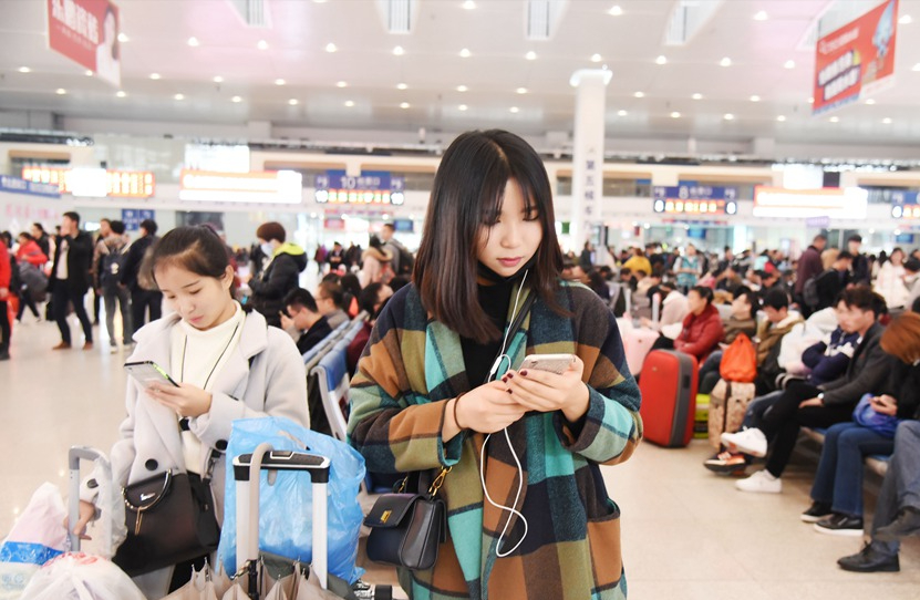 大学生得知放假后太兴奋，在操场上“放飞自我”，父母看了很尴尬