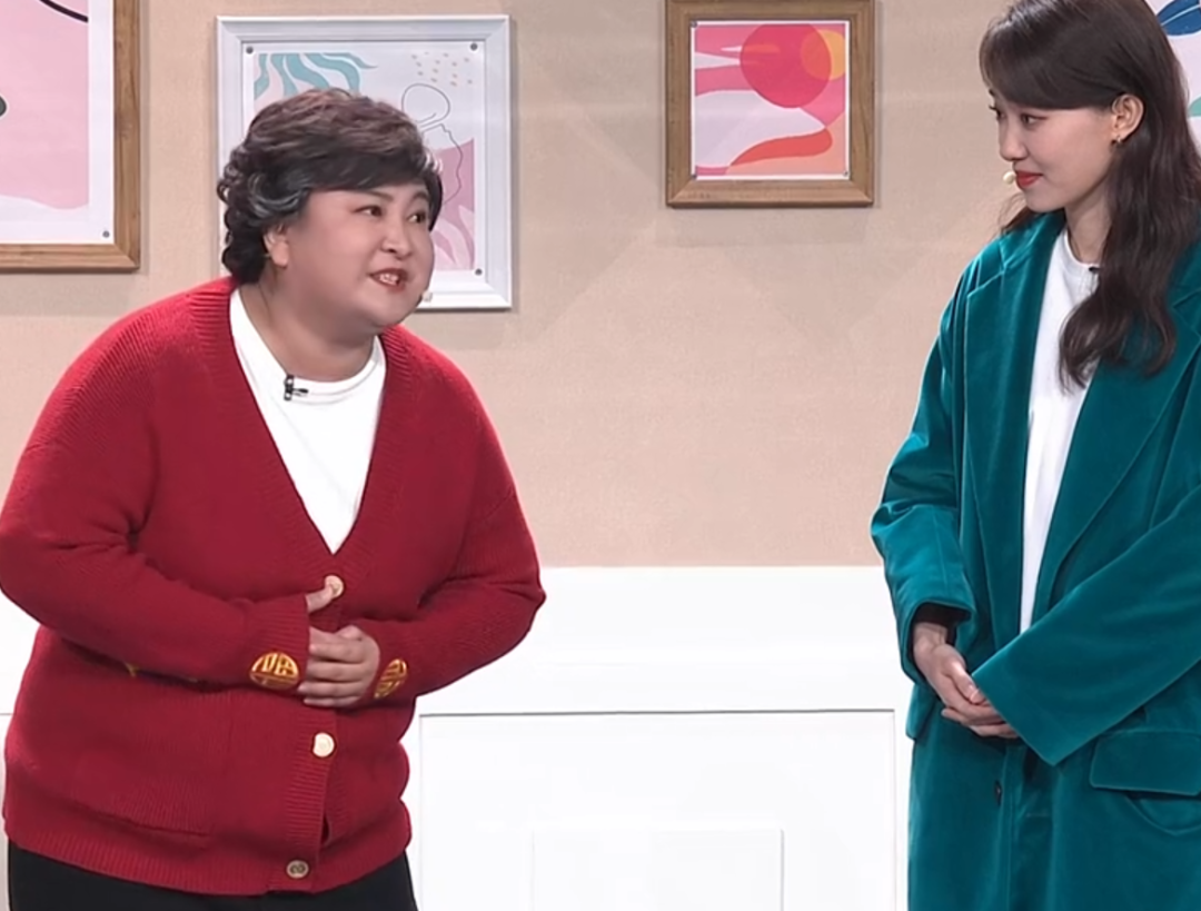 贾玲小品口碑差强人意，全是谐音梗，张小斐湖绿色外套意外火了