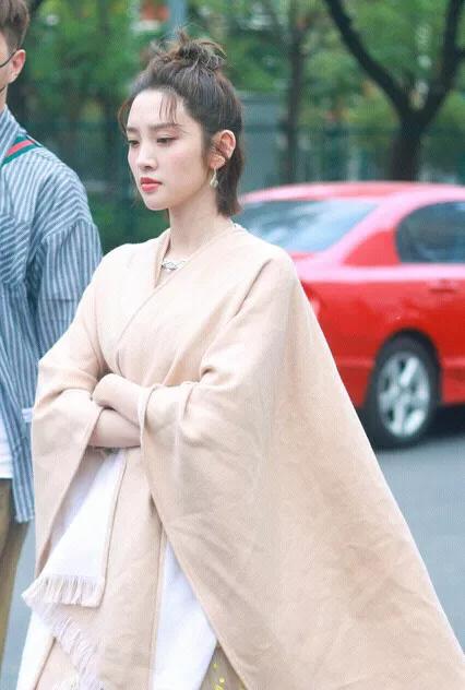 美丽动人唐艺昕