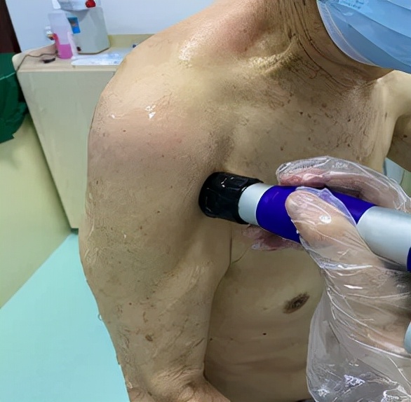 肩膀总酸痛、僵硬、甚至抬不起来？3个动作，帮你在家“自愈”它