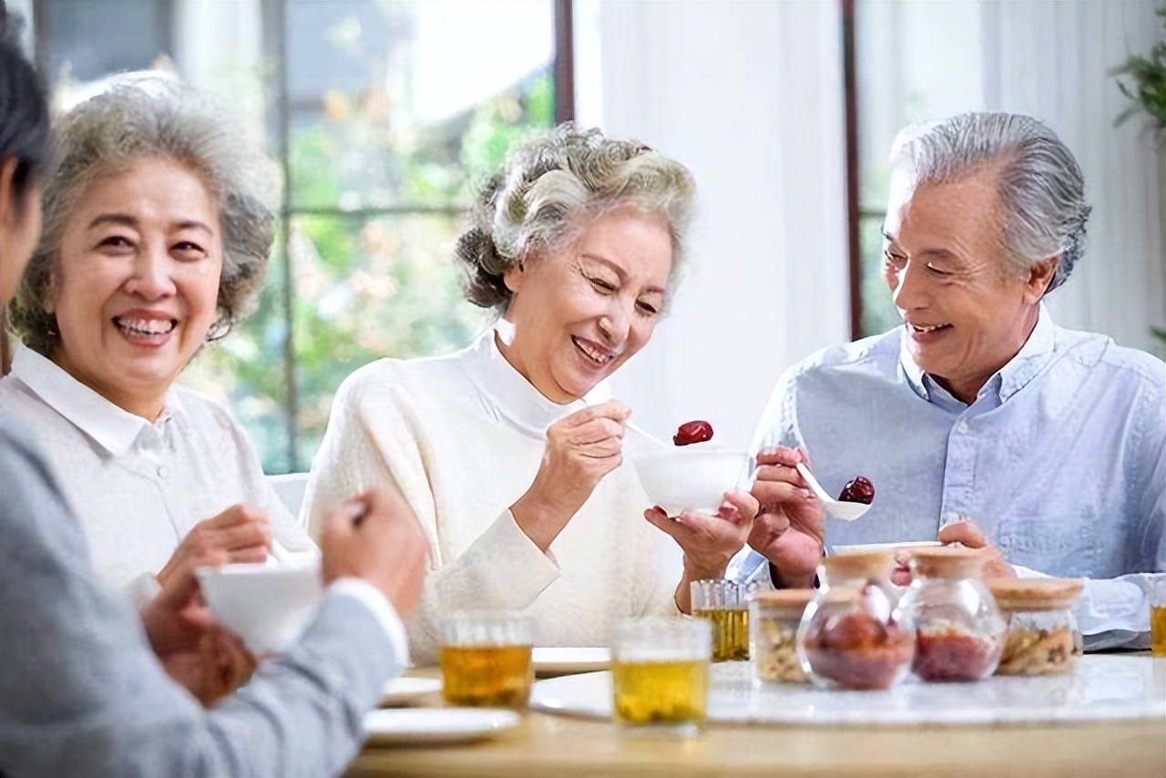 退休医生坦言：寿命长不是靠多走路和多睡觉，却是坚持这2件小事