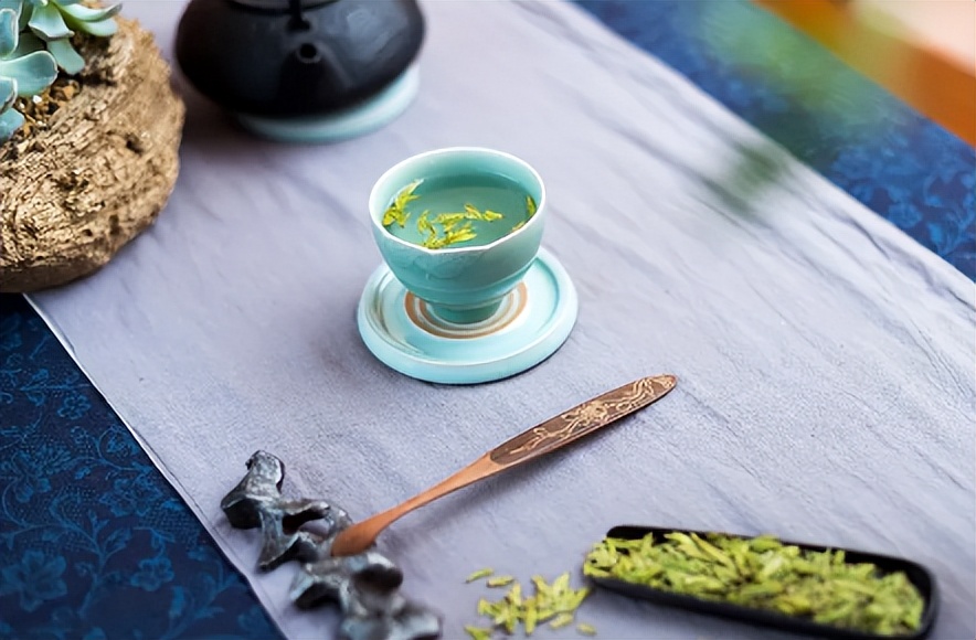 那么在夏至该怎么喝茶呢?喝什么茶才能帮助降暑去火呢?