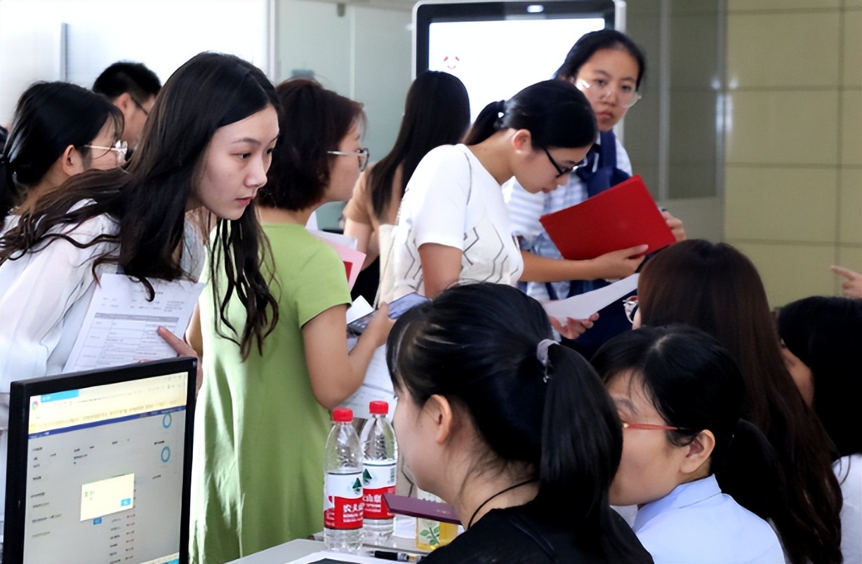 普通家庭供一名研究生，需要多费多少钱？看完费用后家长沉默了