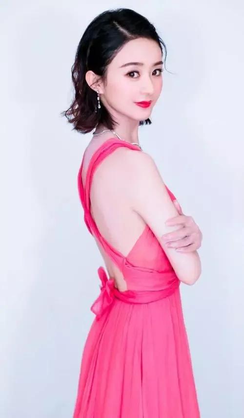 44位明星驾驭的红色服饰典雅大方，由内而外散发出自然的美感