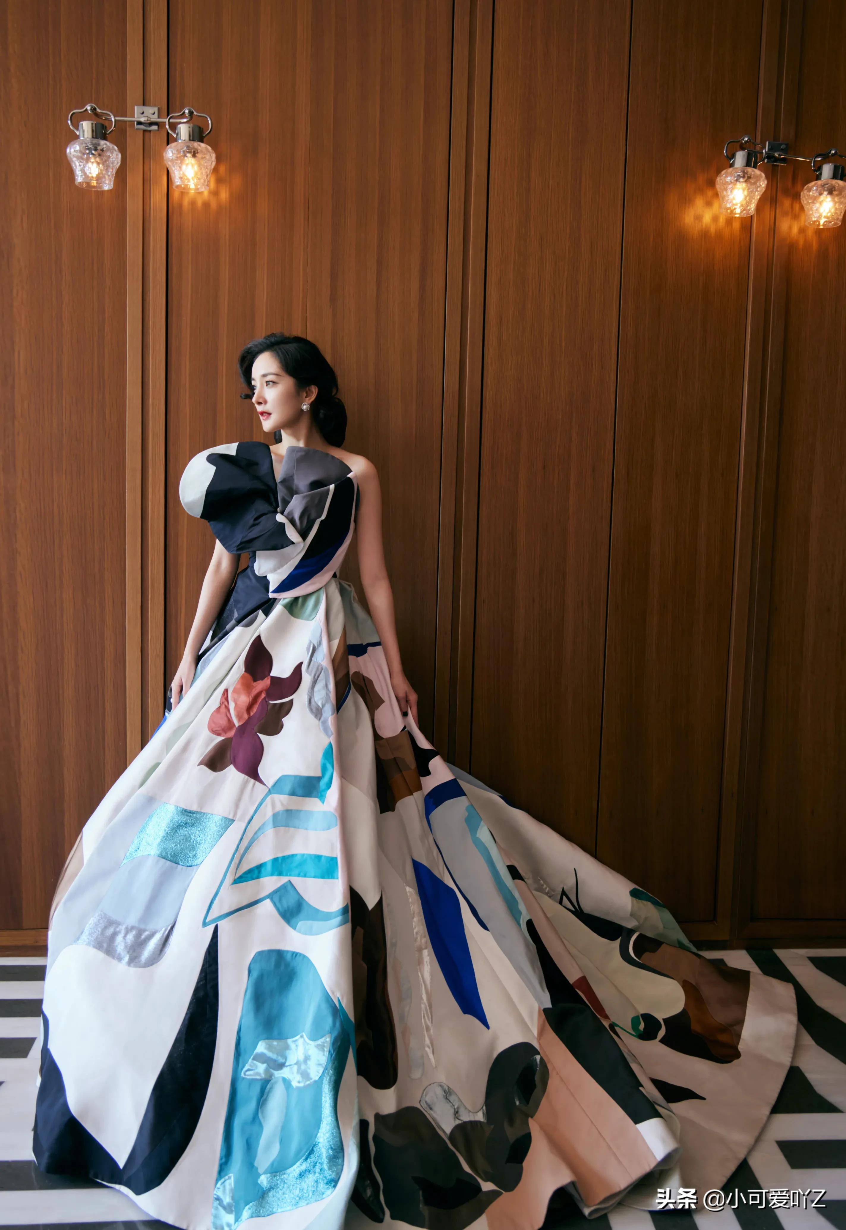 杨幂，复古礼服，波浪卷发，尽显优雅成熟