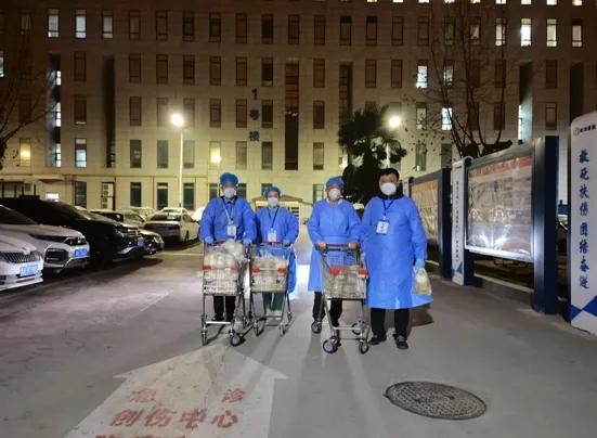 弘扬雷锋精神 白衣丹心传递爱心力量——记志愿服务队队长康鑫