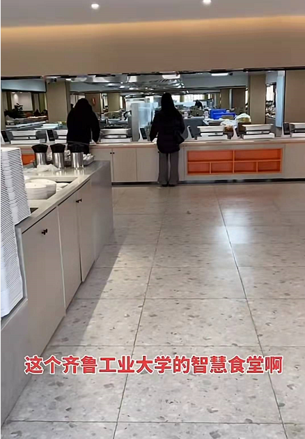 一大学现“智慧食堂”，学生自助打饭，网友：不用担心阿姨手抖了