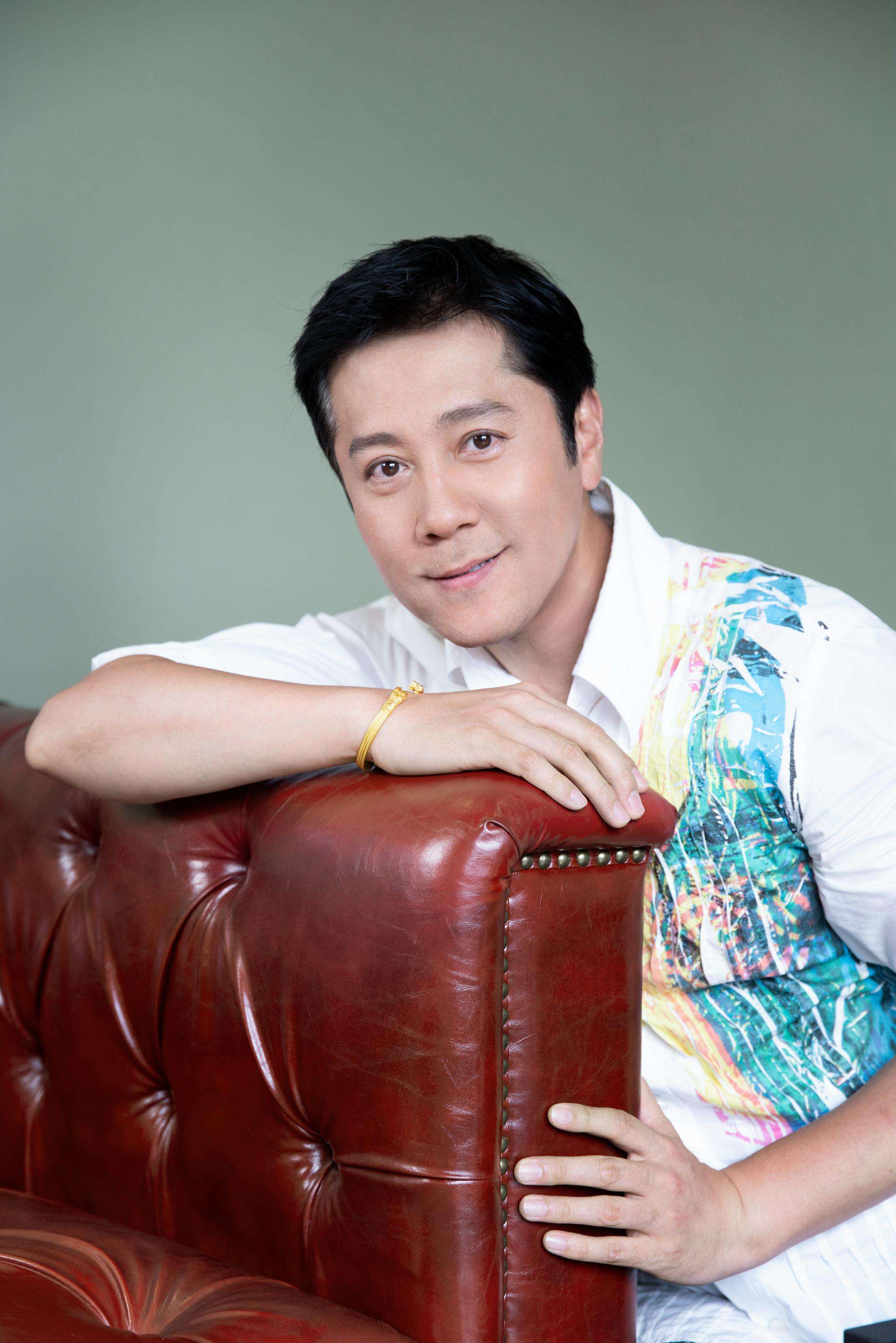 蔡国庆是家喻户晓的男歌手,一级演员,主要作品有《三百六十五个祝福》