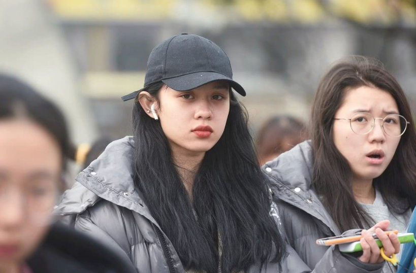 2021浙江传媒艺考现场图曝光，男帅女靓，堪称一场“视觉盛宴”