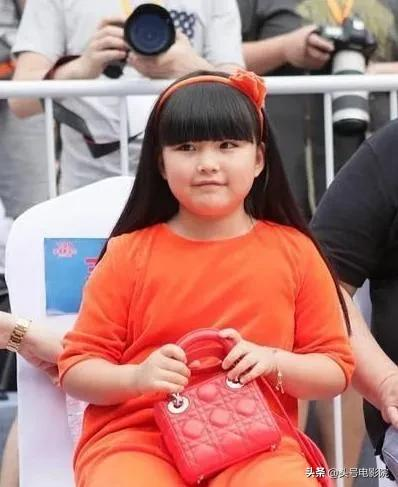 黄多多16岁戴金链涂眼影,爸爸萌娃早熟!曹格女儿11岁露肩画眼线