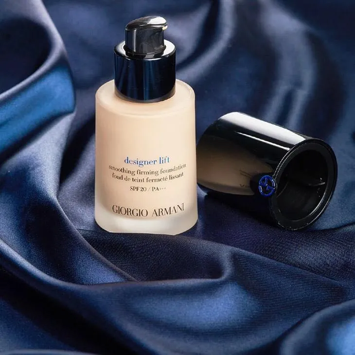 蓝标大师粉底液里面添加了护肤基底配方,质地稀薄,水感较强,滋润度更