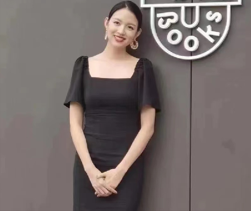 董洁、董璇、关悦跟谭卓带娃现身活动，离开滤镜的容貌太真实了