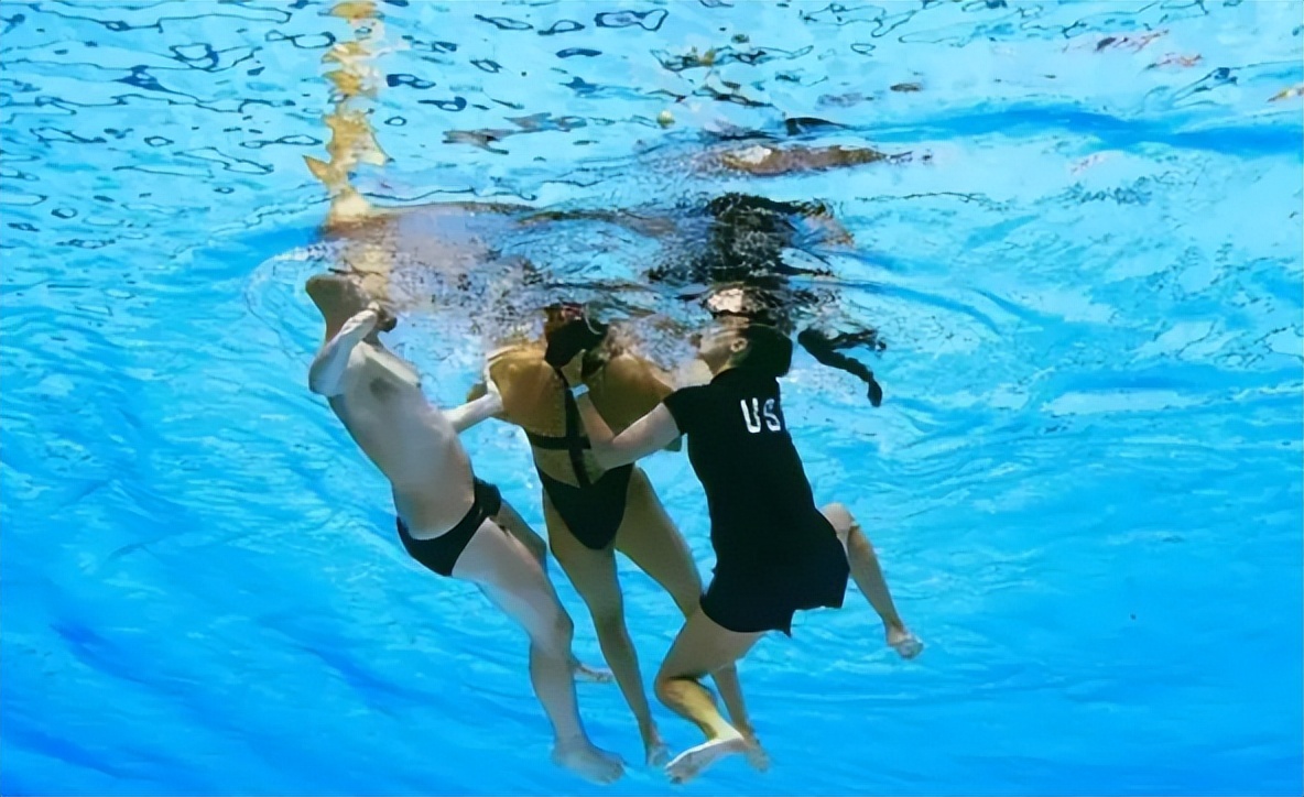 美国花游女将泳池昏厥 沉入水底 救生员惊呆了竟然没有反应