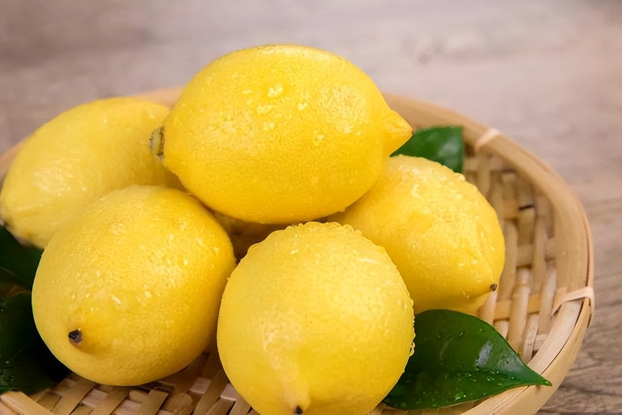 柠檬能杀死癌症，比化疗强一万倍吗？喝柠檬水能抗癌吗？一文讲清