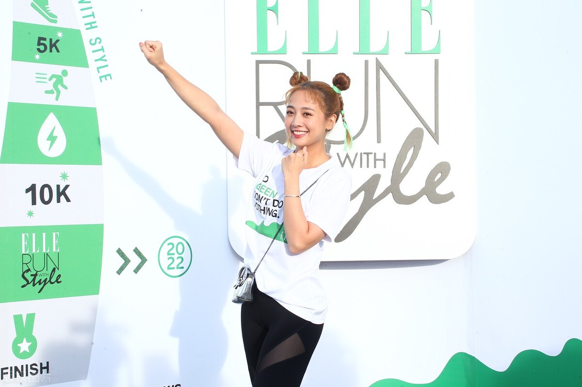 吴映洁出席风格路跑活动 年轻有为活力满满