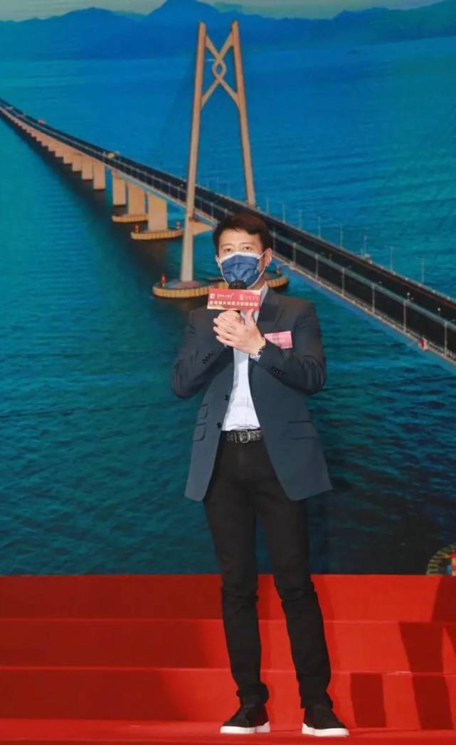 黎明人到中年也不油腻，穿一身黑色风采依旧，英俊的气质十分显著