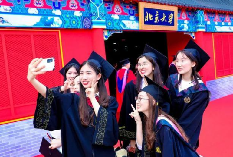 北大“黄金一代”数学大神，实力碾压韦东奕，如今齐聚麻省被嘲讽