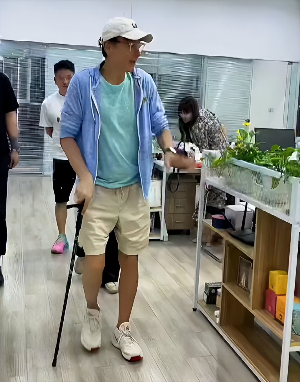 61岁林俊贤拄拐杖现身，身材瘦弱引担忧，被网友赞比刘德华还帅气