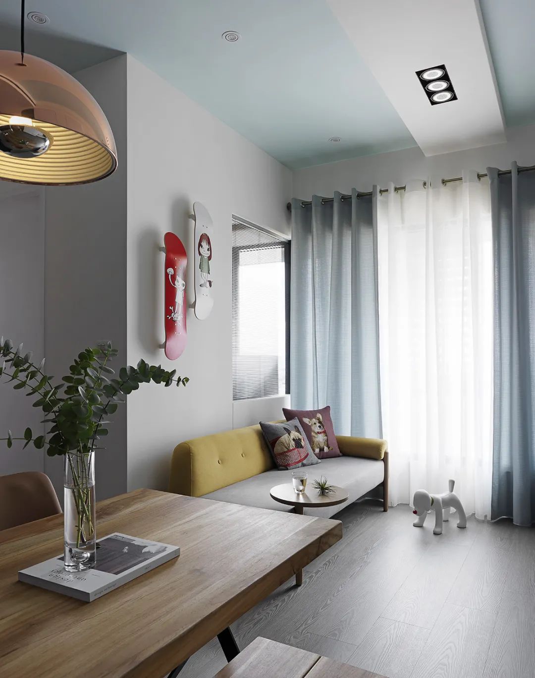 56平小户型设计，玻璃隔断加色彩运用，维系简洁且连贯的穿透视野