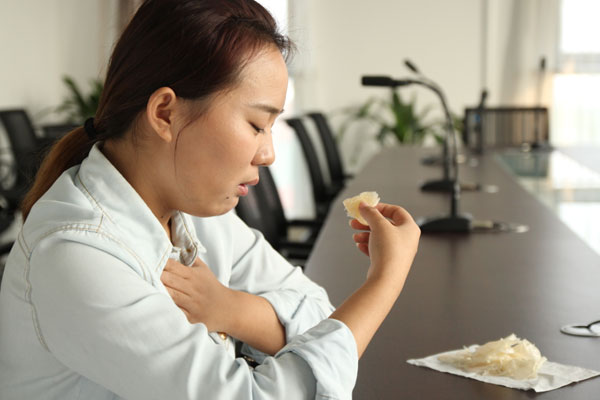 胃不好的人，吃多了容易撑，怎么办？分享4招，让你吃得饱又养胃